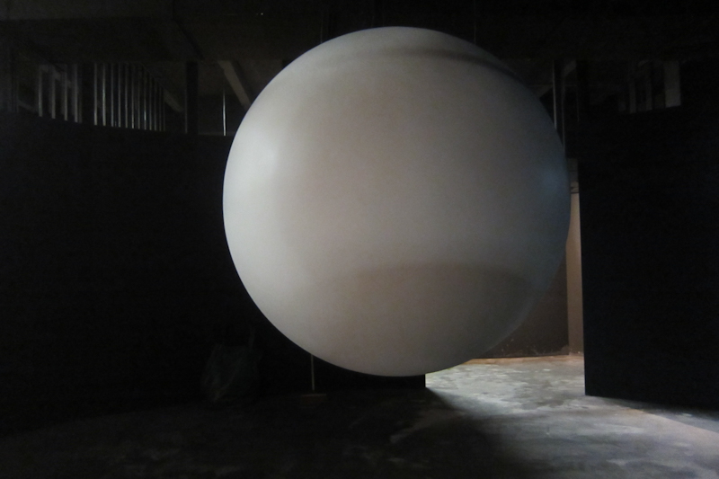 Sphère blanche de 1,60 m de diamètre utilisée comme support de projection