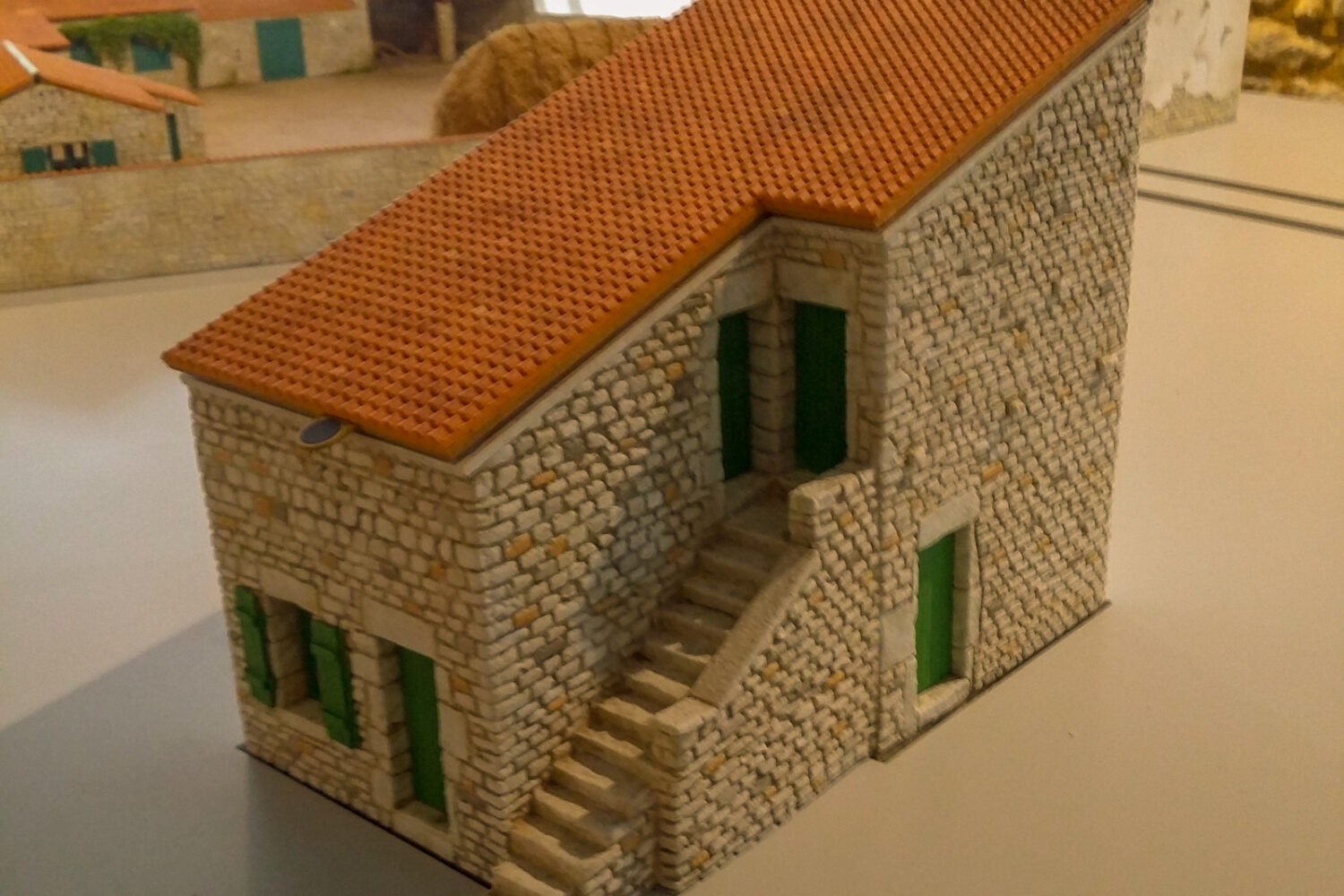 Maquette de reconstution d'une maison à escalier extérieur