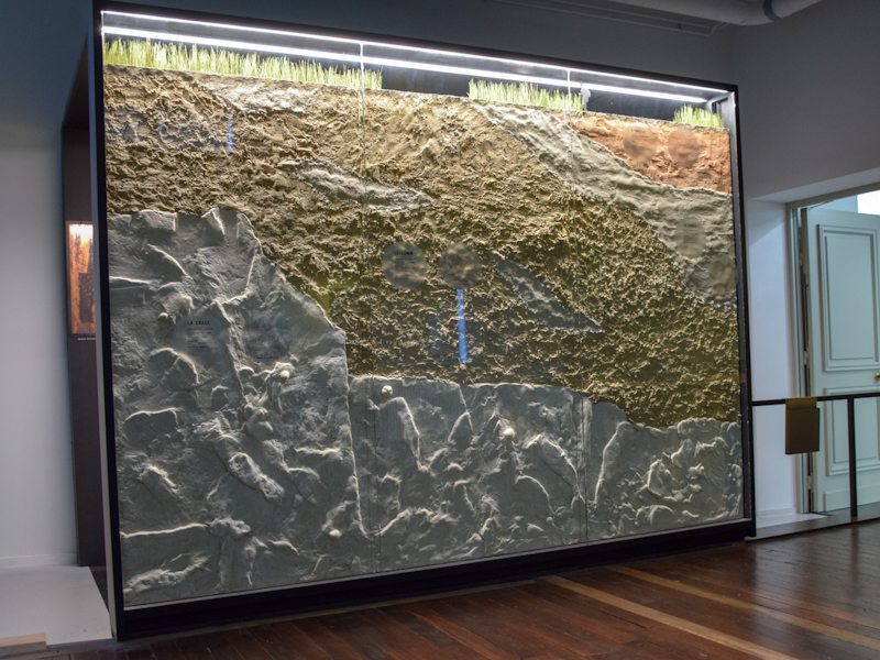 Coupe géologique Tactile du Cambrésis - Recto sous vitrine - Verso tactile