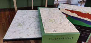 Maquette topographique tactile sur caisson de jeu du Cambrésis