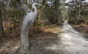 Sculpture fantastique d'un héron dans un arbre - Parcours sentier forestier - Chaumont-sur-Tharonne