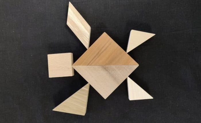 Jeu de tangram en différentes essences de bois