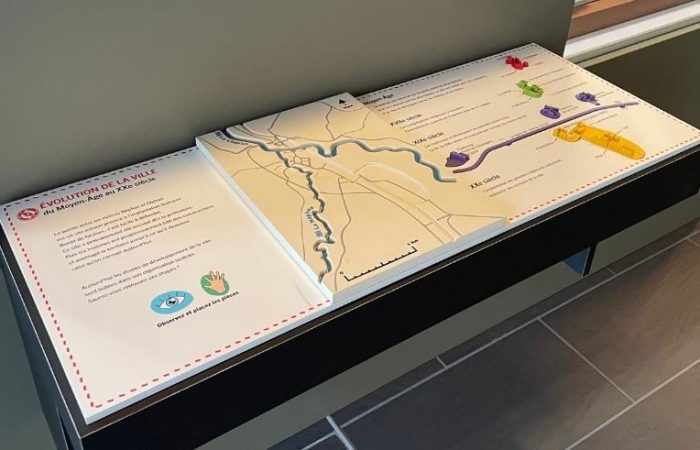 Carte tactile accessible du territoire de Rumilly et de l'évolution de la ville