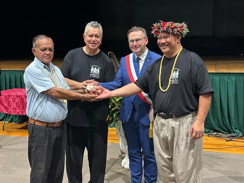 Remise du coquillage en présent par la Ville d'Arras aux îles Cook