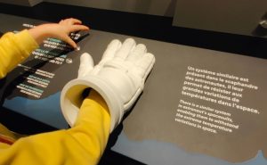 Le gant de l'astronaute : Manipe pédagogique jeune public - Exposition Trop Forts Musée des Confluences