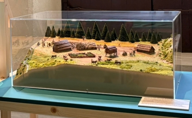 Maquette de restitution archéologique d'un village à l'âge de bronze