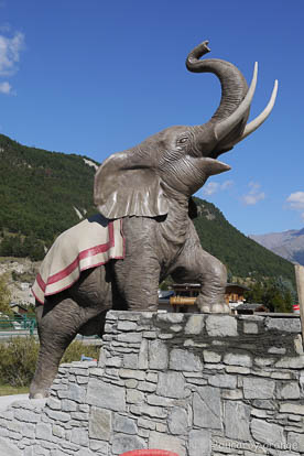 Sculpture d'un éléphant de l'Atlas installé sur le parcours d'Hannibal à Bramans (73)