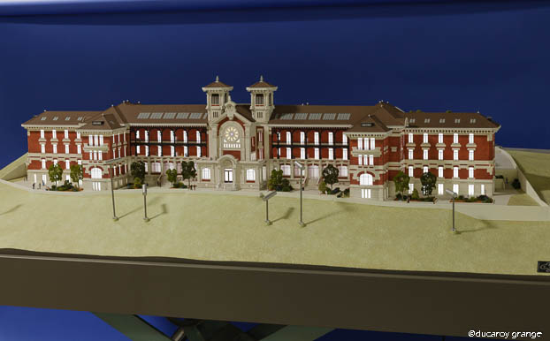 Maquette éclairée au 1/87 du projet de réhabilitation de l'ancien hôpital Debrousse à Lyon (69).