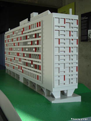Maquette pédagogique au 1/150 du bâtiment unité d'habitation du site Le Corbusier à Firminy (42)